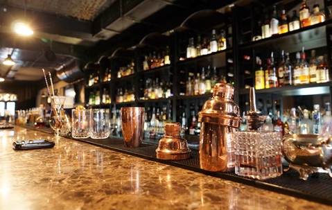 clean and tidy bar counter